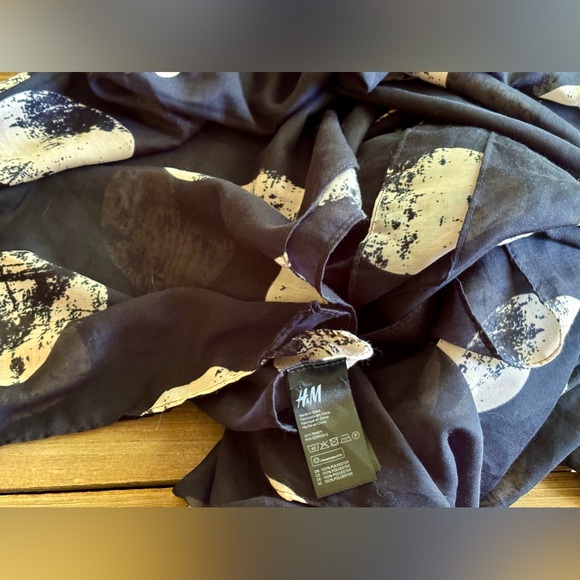 H&M moon scarf - Picture 6 of 7